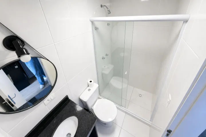 Estudio amueblado con balcón y ducha con mampara de vidrio — photo 5