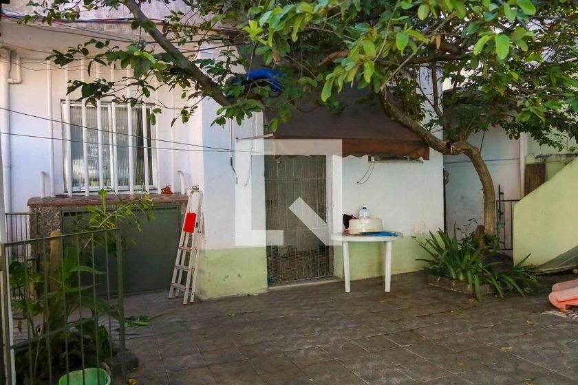 2-bedroom house with a bathtub — photo 8