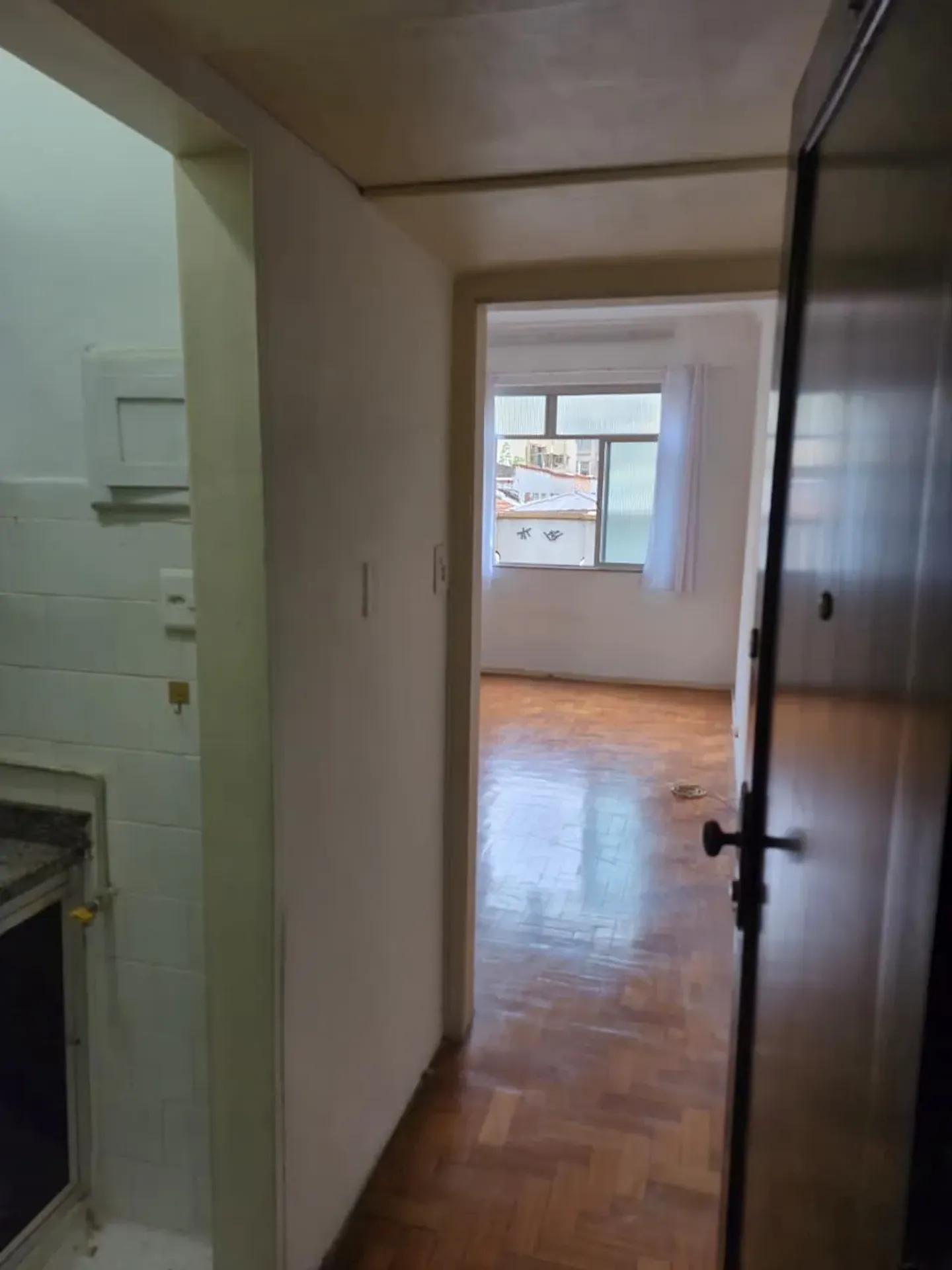 Studio on the 3rd floor with wood or laminate floors — photo 18