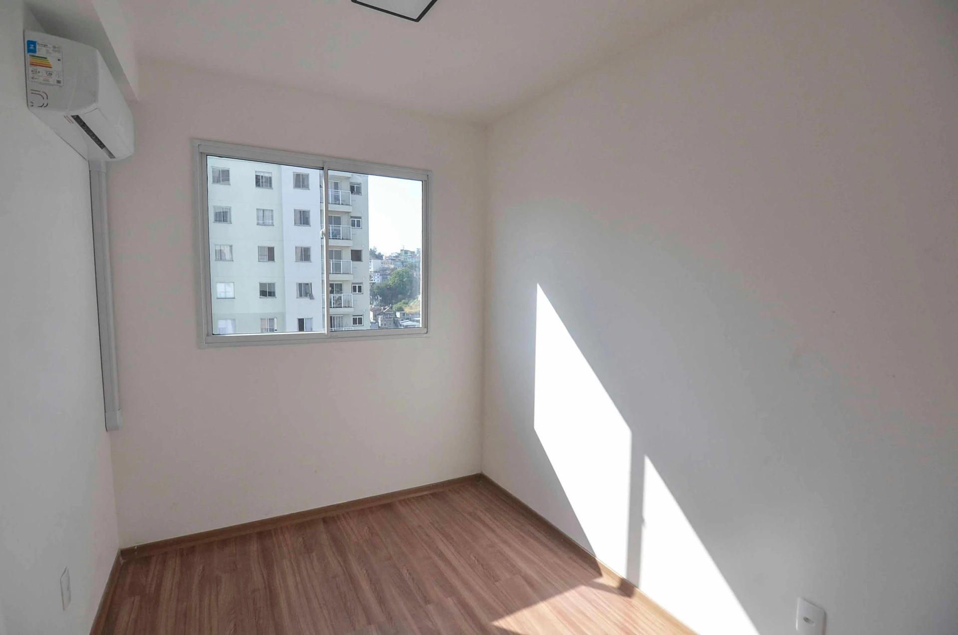 Apartamento de 2 quartos com varanda fechada de vidro — photo 8