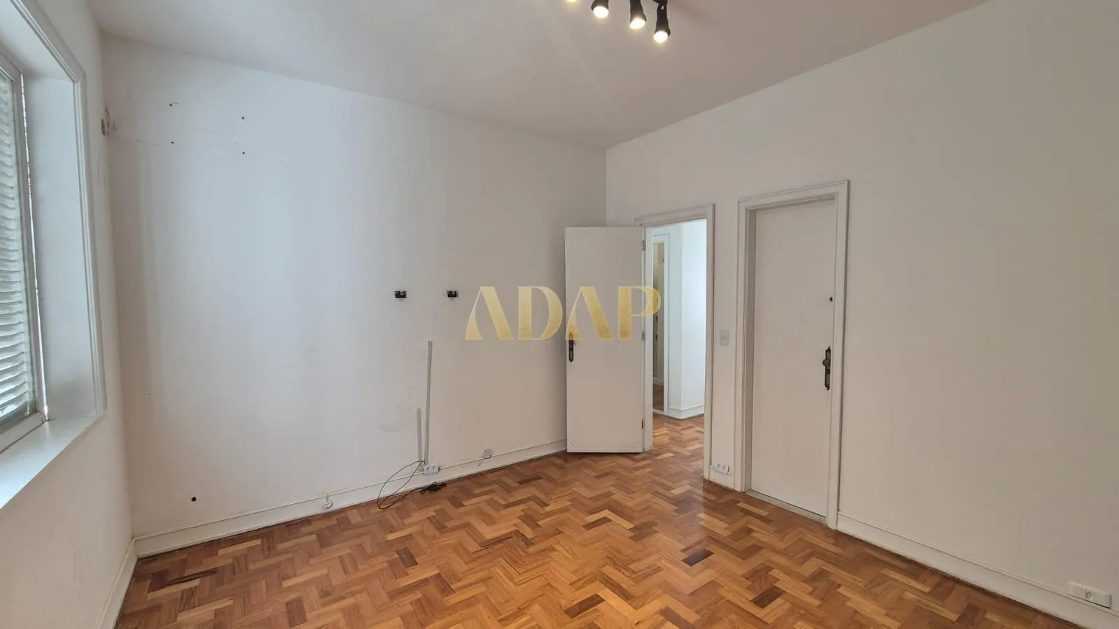525 m² apartment with a home office and a bathtub — photo 17