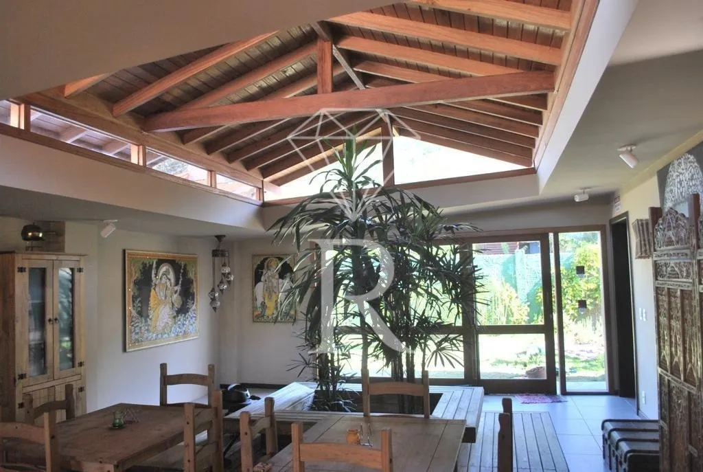 House with 7 en-suite bedrooms and 4 parking spaces