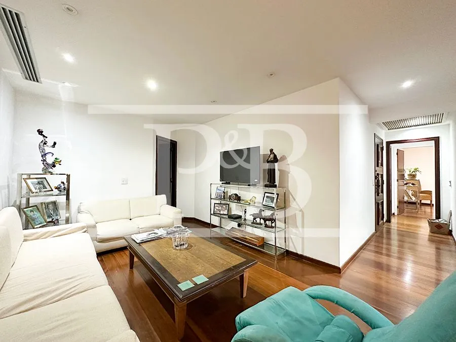 4-bedroom apartment with 250 m² and glassed-in balcony — photo 4