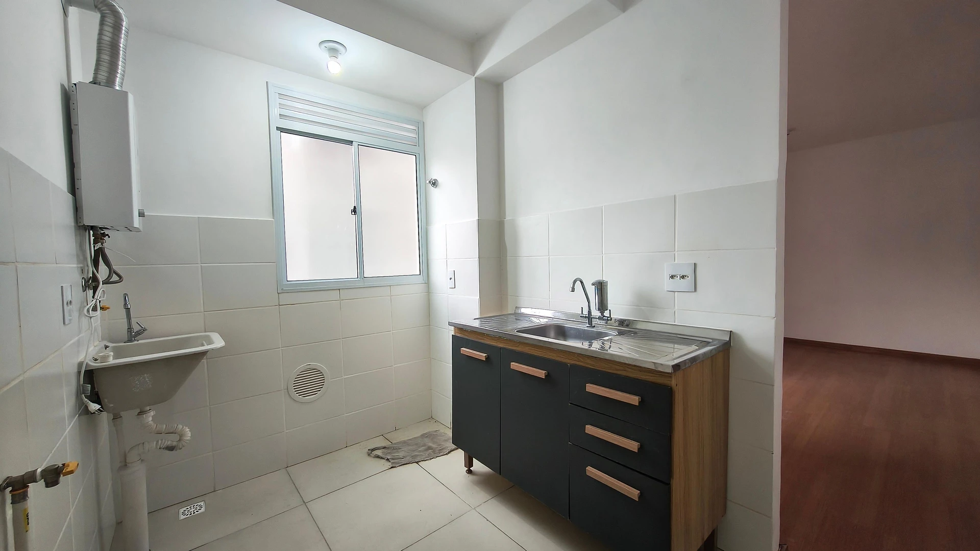 2-bedroom apartment in a building with a gym — photo 3