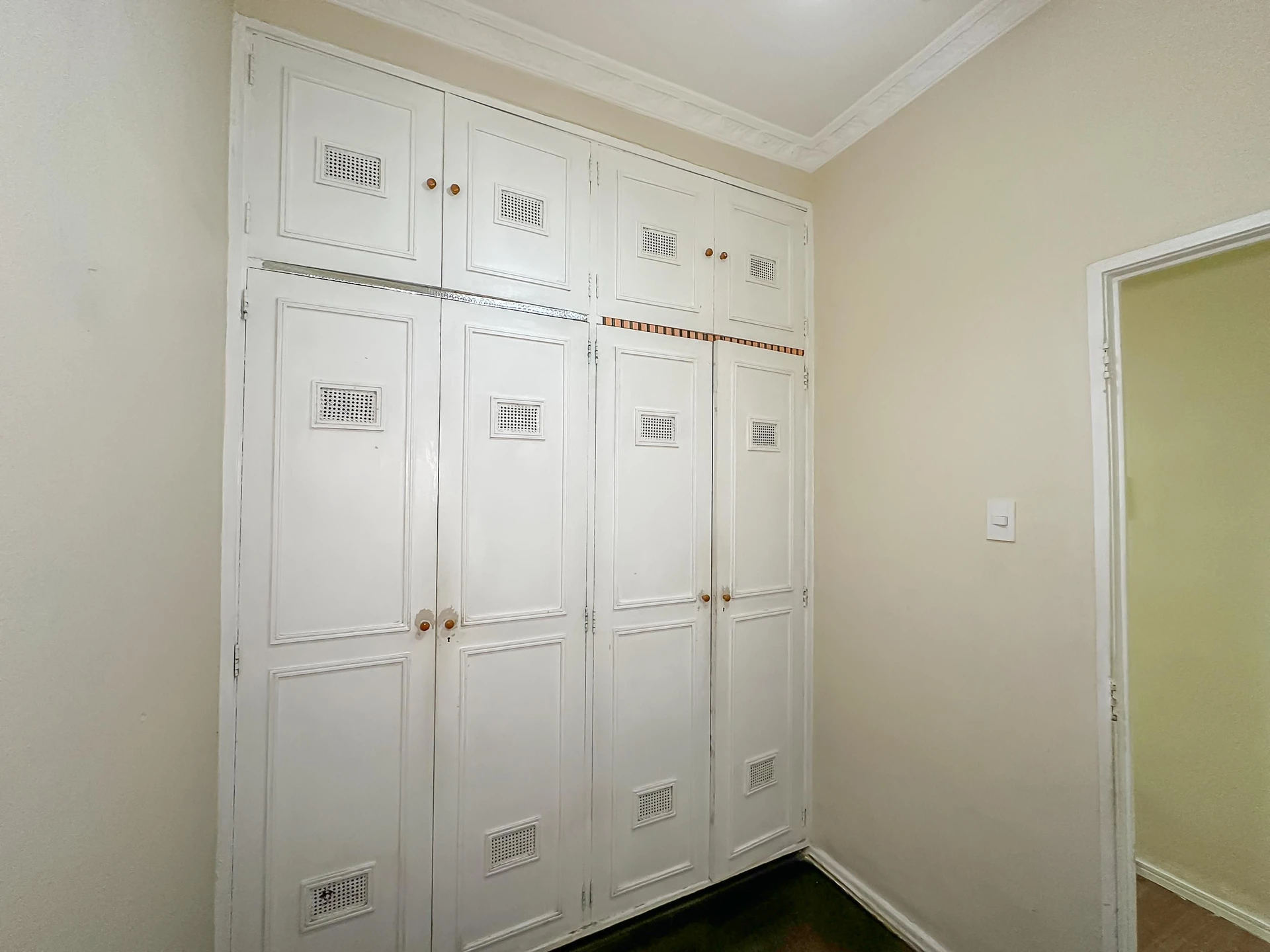 Wood or laminate floors in a one-bedroom apartment, 62 m² — photo 22