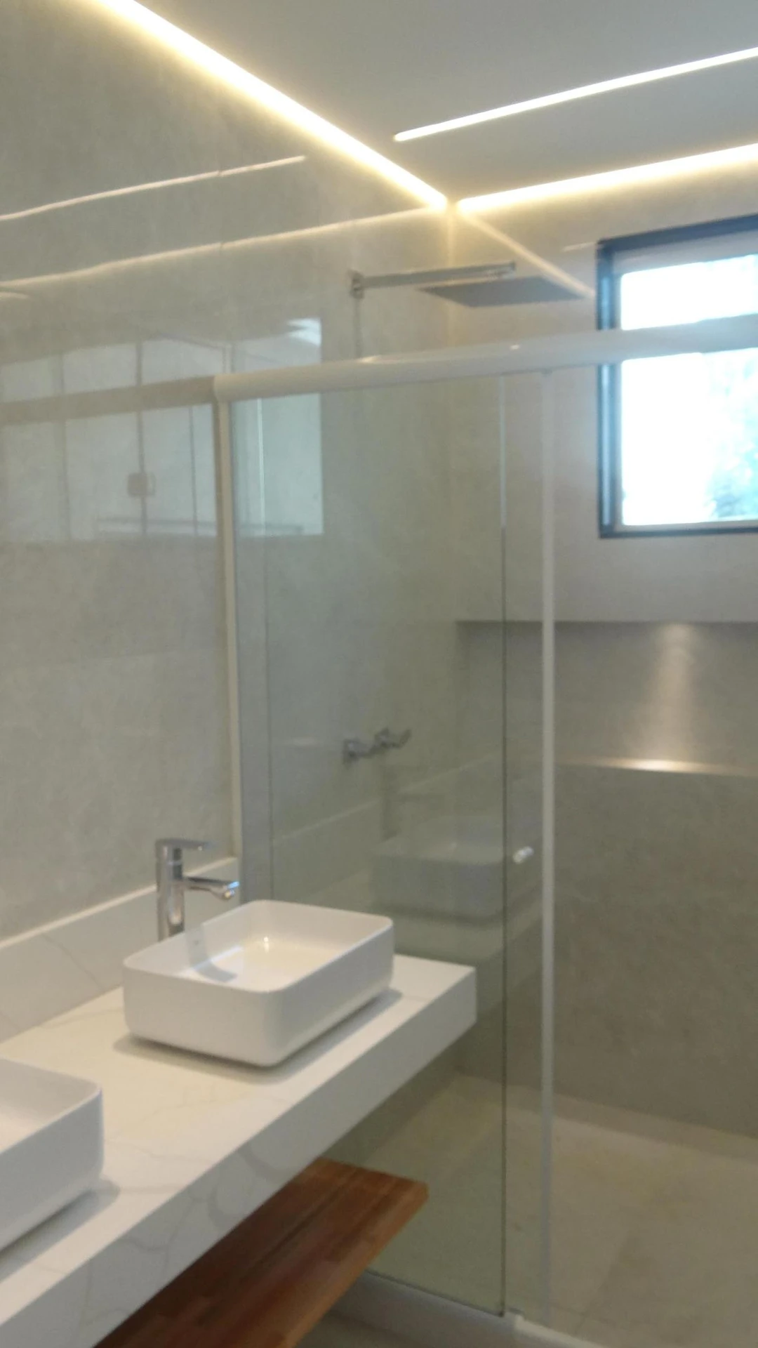 Casa de 384 m² com janelas do piso ao teto e varanda gourmet — photo 48