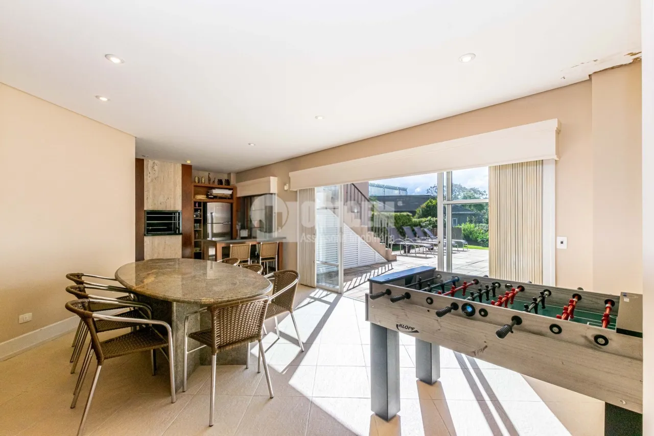 Balcony with a grill in a 4-bedroom house, 589 m² — photo 2