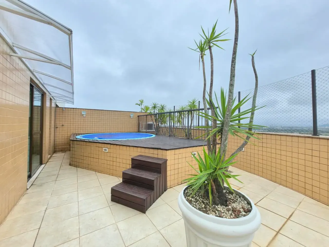 240 m² apartment with a bathtub and a grill on the balcony