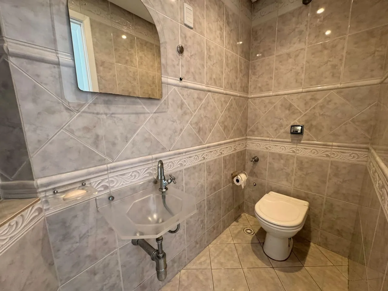 Bathtub in a 4-bedroom house, 195 m² — photo 24