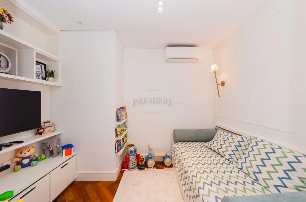 266 m² apartment with a walk-in closet and a bathtub — photo 4