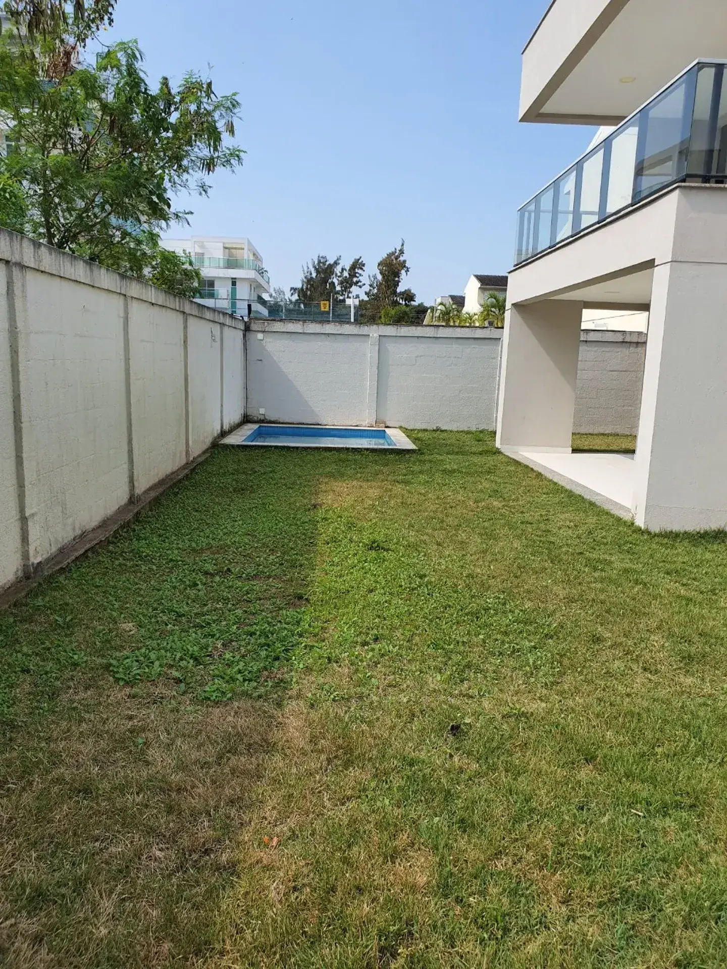 Floor-to-ceiling windows in a 4-bedroom house, 366 m² — photo 8