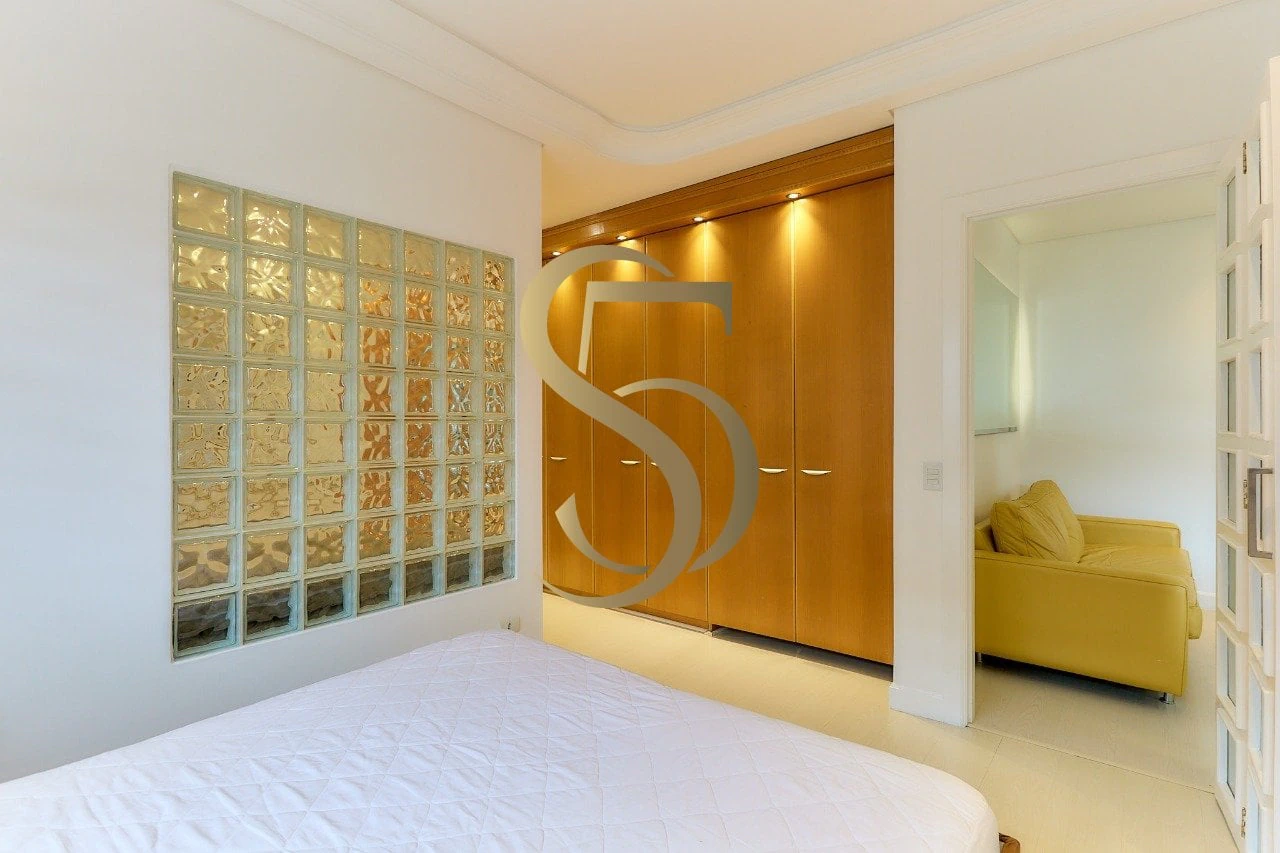 Bathtub in a one-bedroom apartment, 103 m² — photo 18