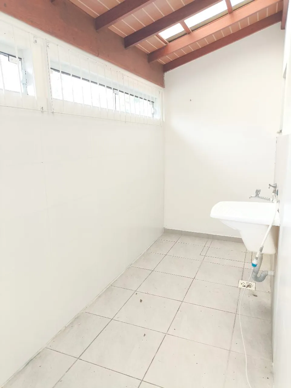 One-bedroom apartment in a building with a pool — photo 10