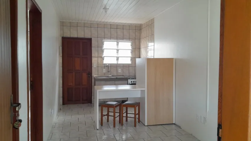 Estúdio mobiliado com vista para a água pela janela