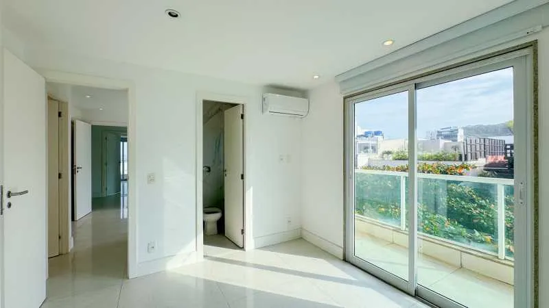 3-bedroom apartment in a building with a pool — photo 8
