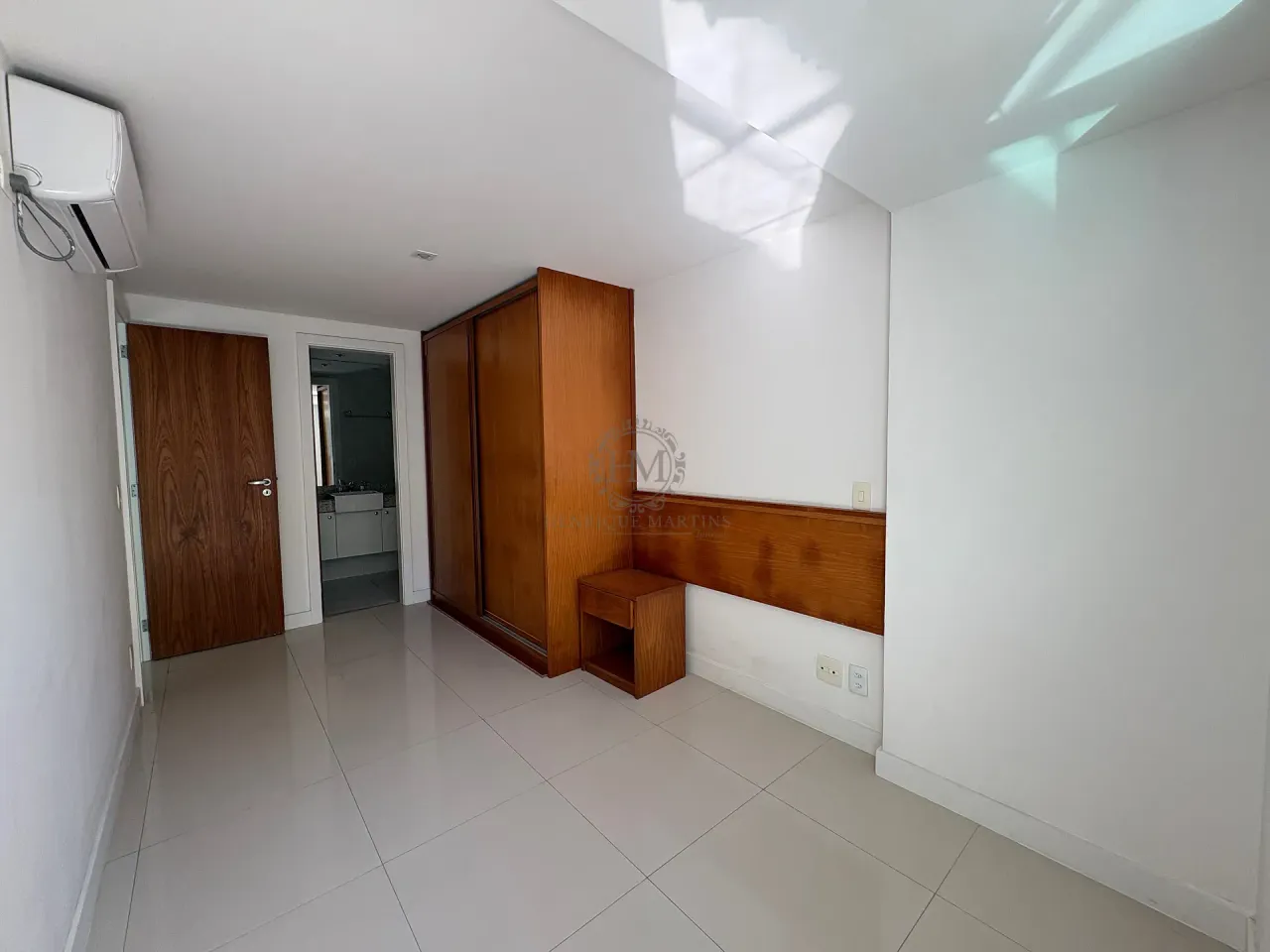 4-bedroom apartment with enclosed glass balcony — photo 4
