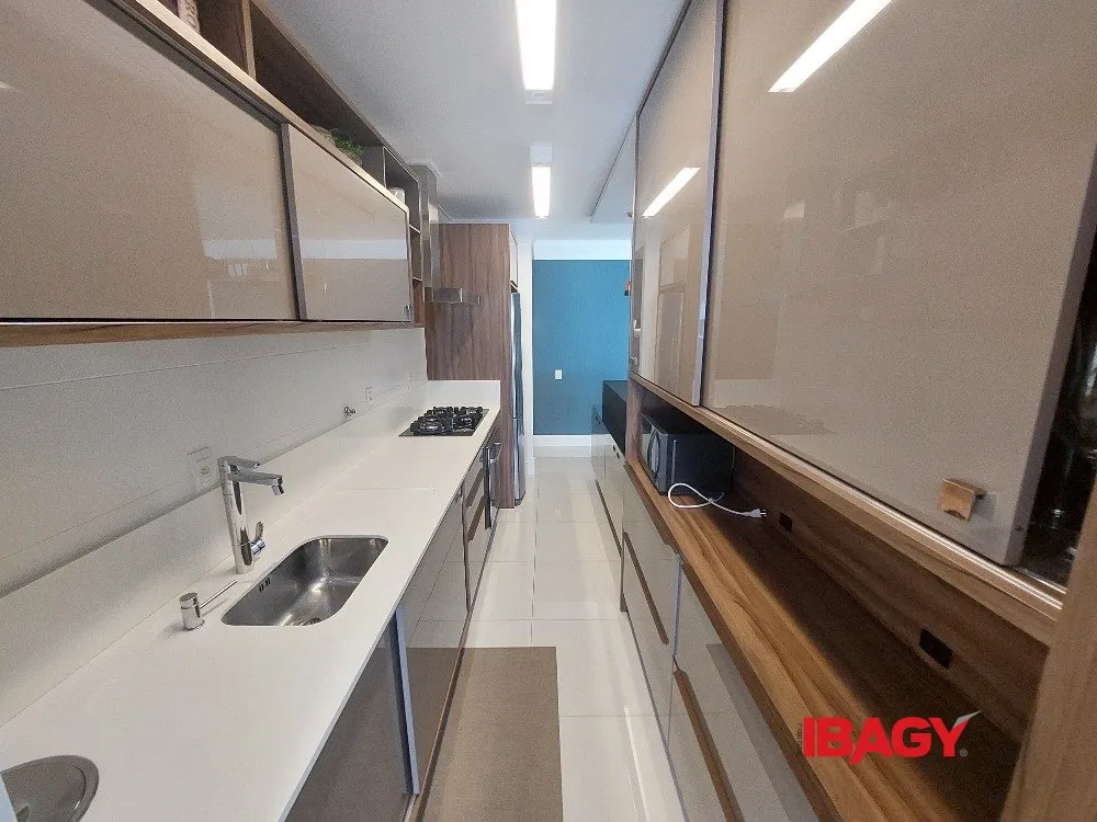 Furnished 2-suite apartment with enclosed balcony — photo 79