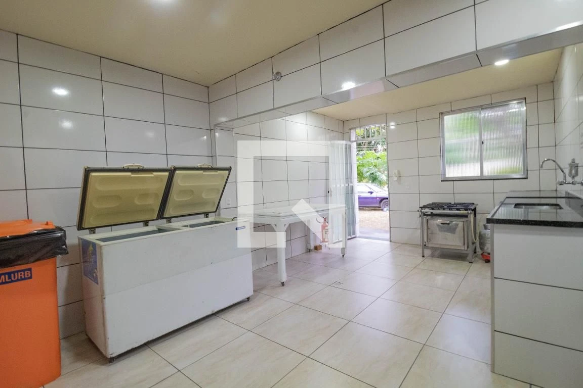 Unfurnished rental apartment with 2 bedrooms and parking