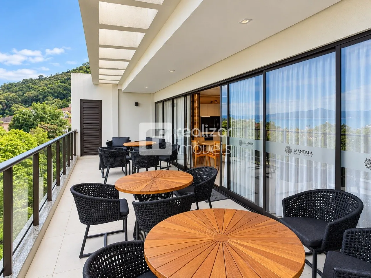 Furnished apartment, 32 m², with a glass-enclosed balcony — photo 3