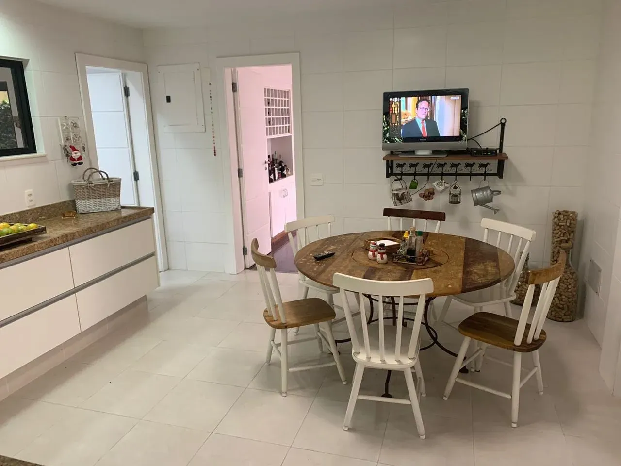 Furnished house with 4 bedrooms and 5 bathrooms, warm wood touches — photo 19