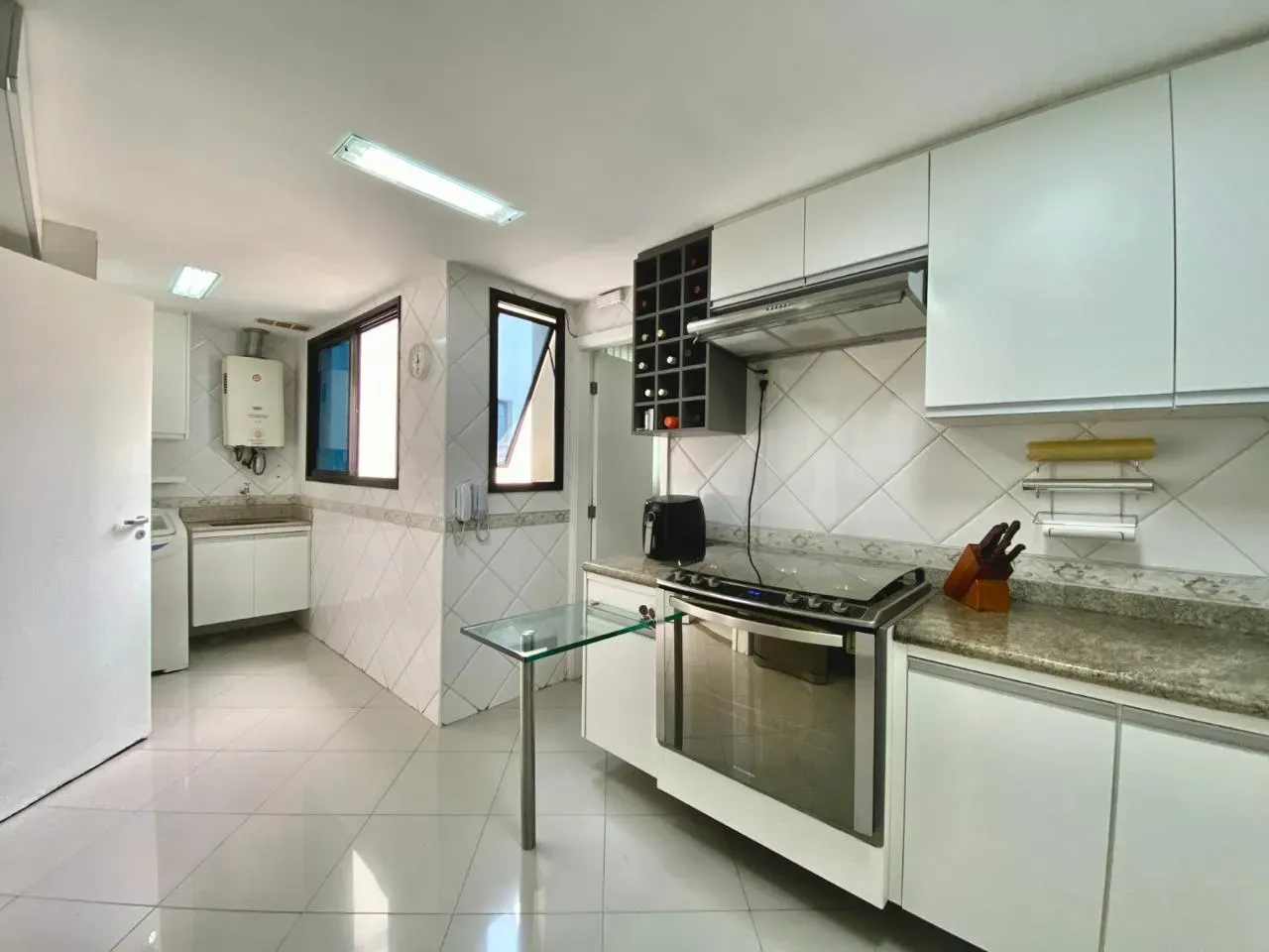 Furnished 369 m² apartment with a closed kitchen — photo 14