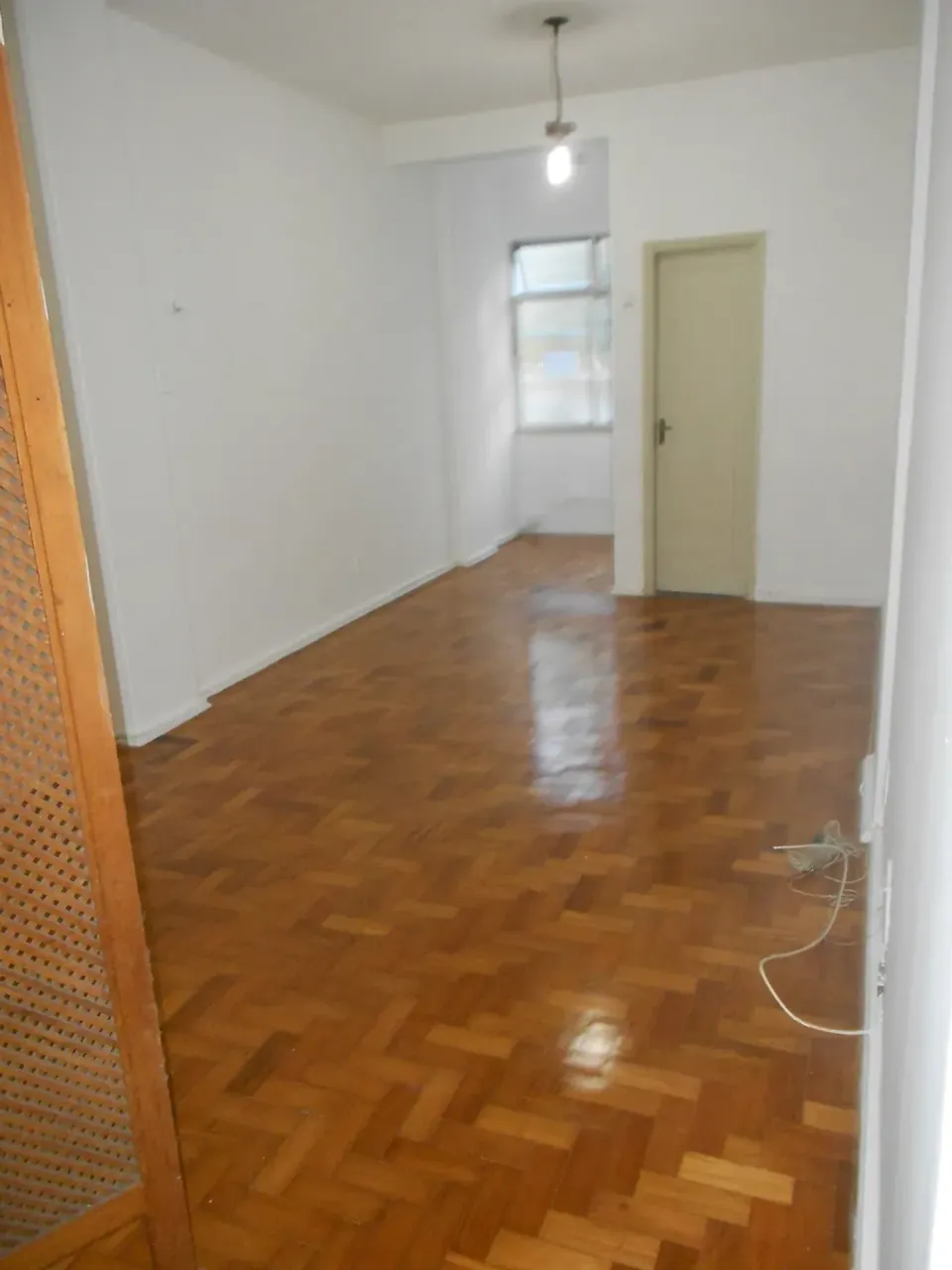 Unfurnished studio with 1 bedroom and wood floors — photo 2