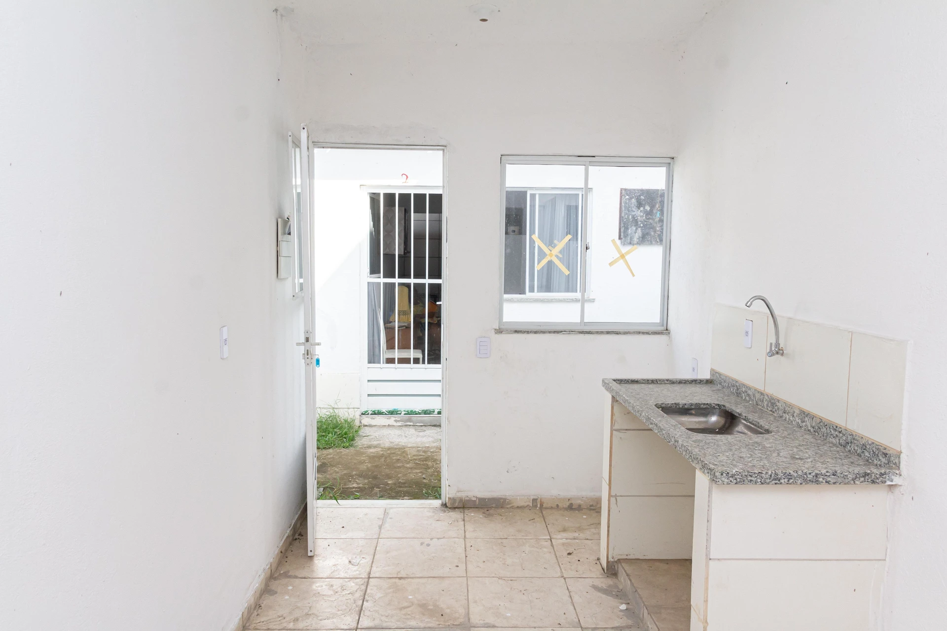 Studio unit with 1 bedroom, ensuite bathroom, private garden — photo 4