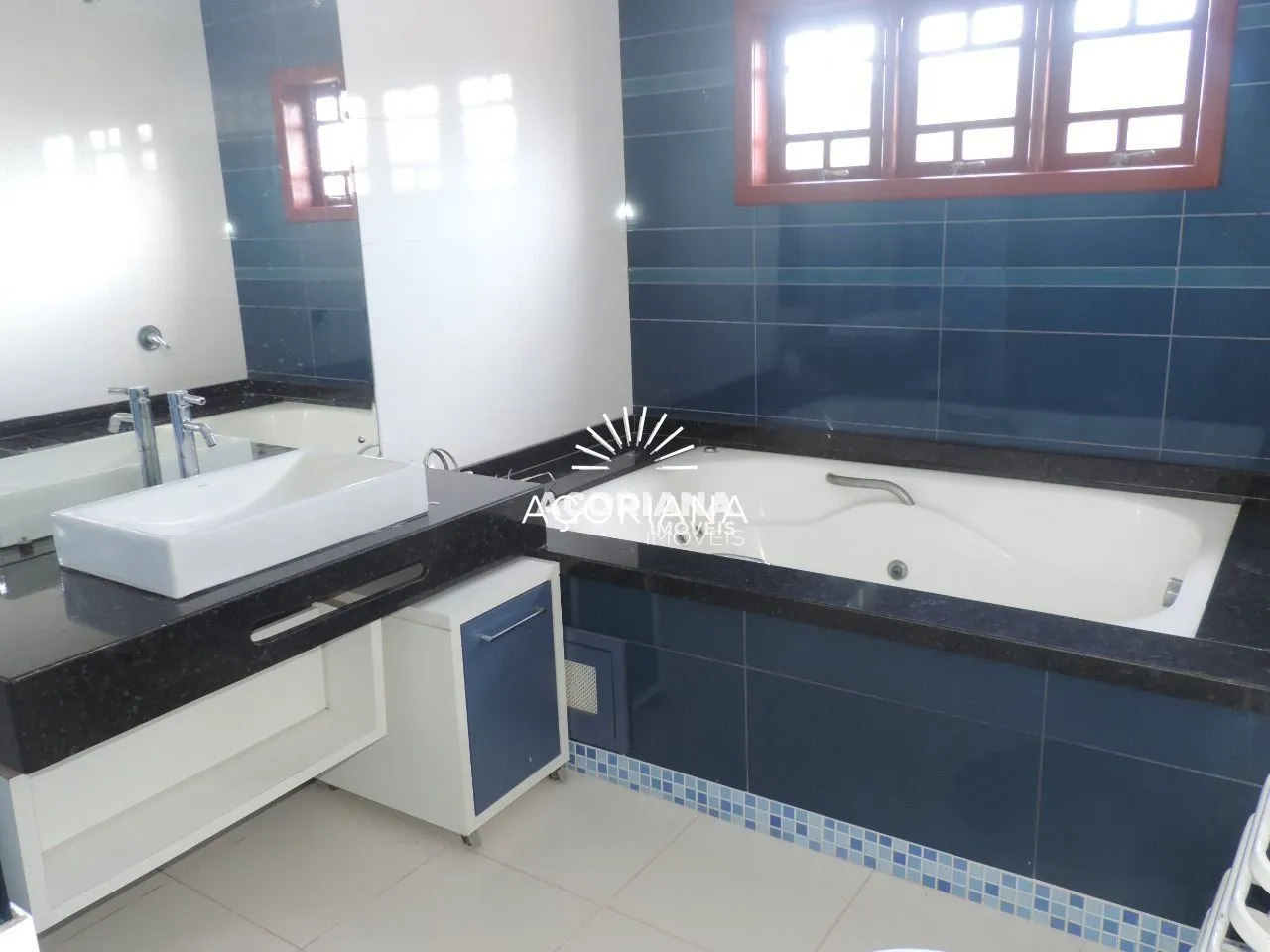 Fireplace in a 5-bedroom house, 350 m² — photo 11