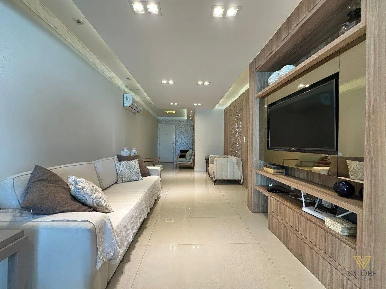 Walk-in closet in a 3-bedroom apartment, 227 m² — photo 22