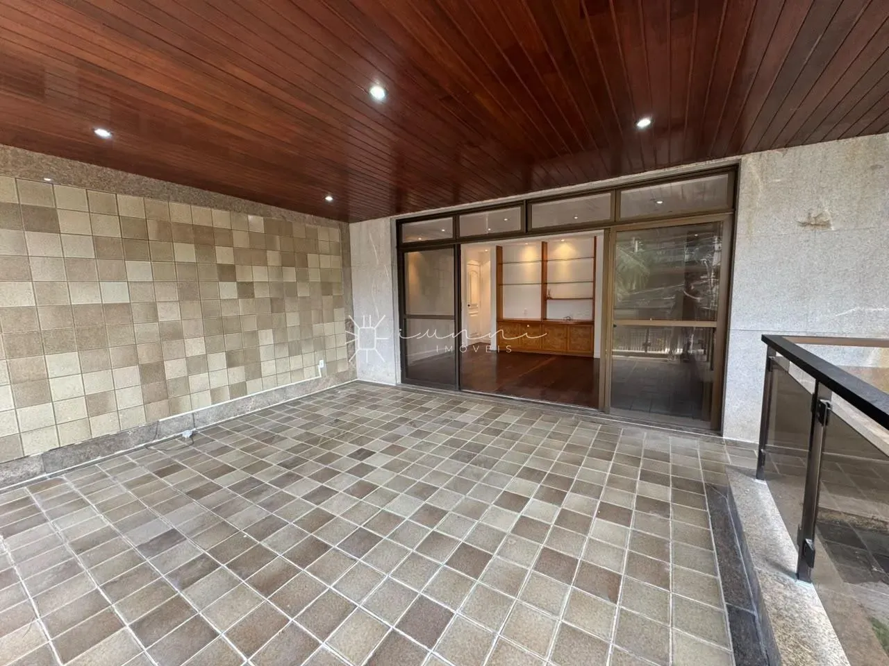 Wood or laminate floors in a 3-bedroom apartment, 140 m² — photo 17