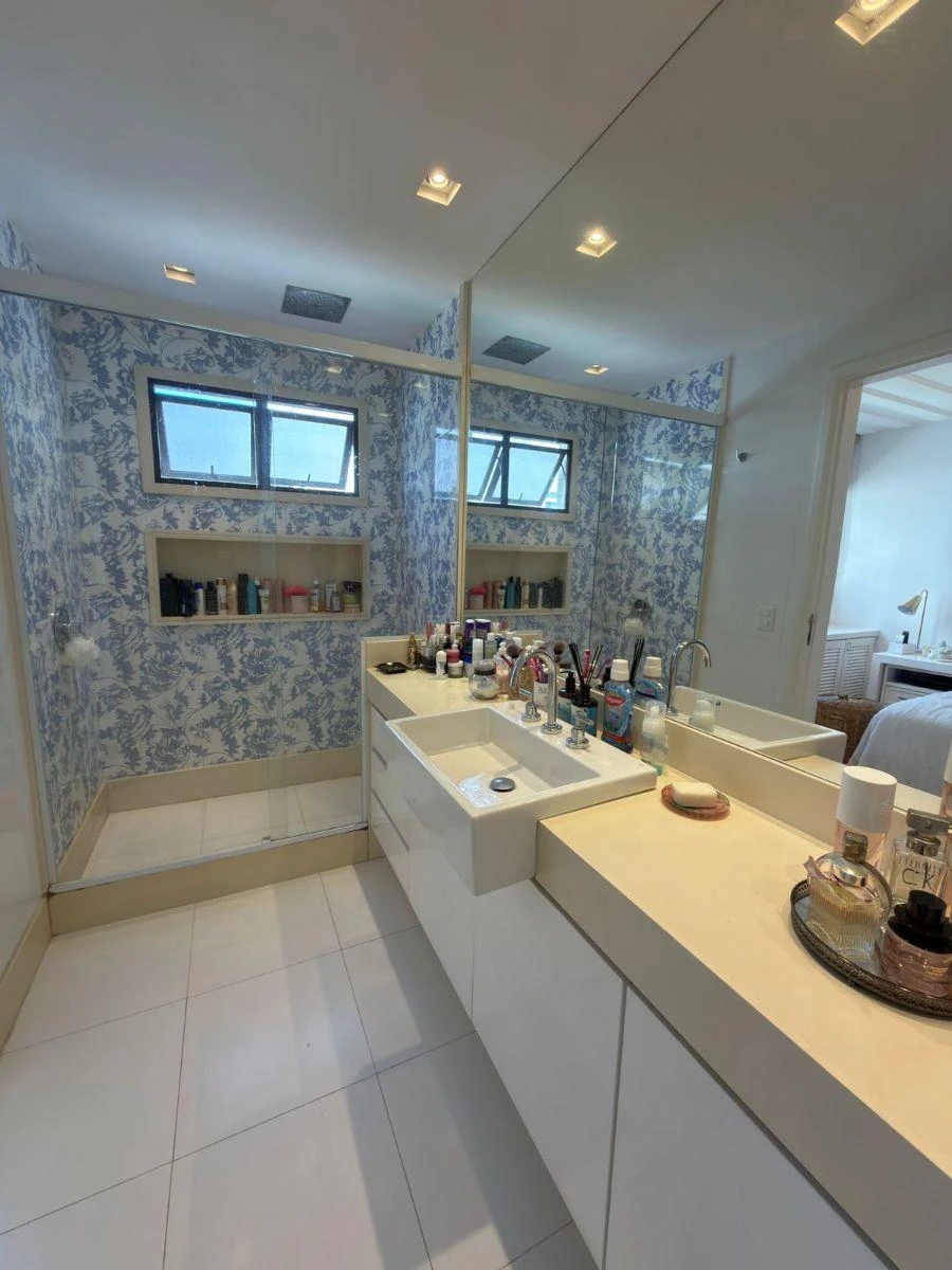 Furnished 160 m² apartment with 3 bedrooms and a glass balcony — photo 8