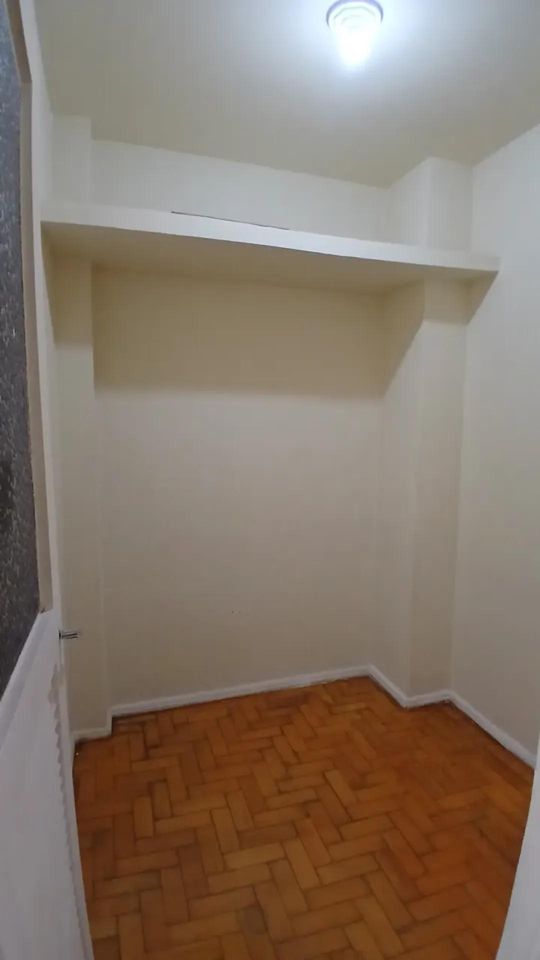 Walk-in closet in a one-bedroom apartment, 45 m² — photo 20