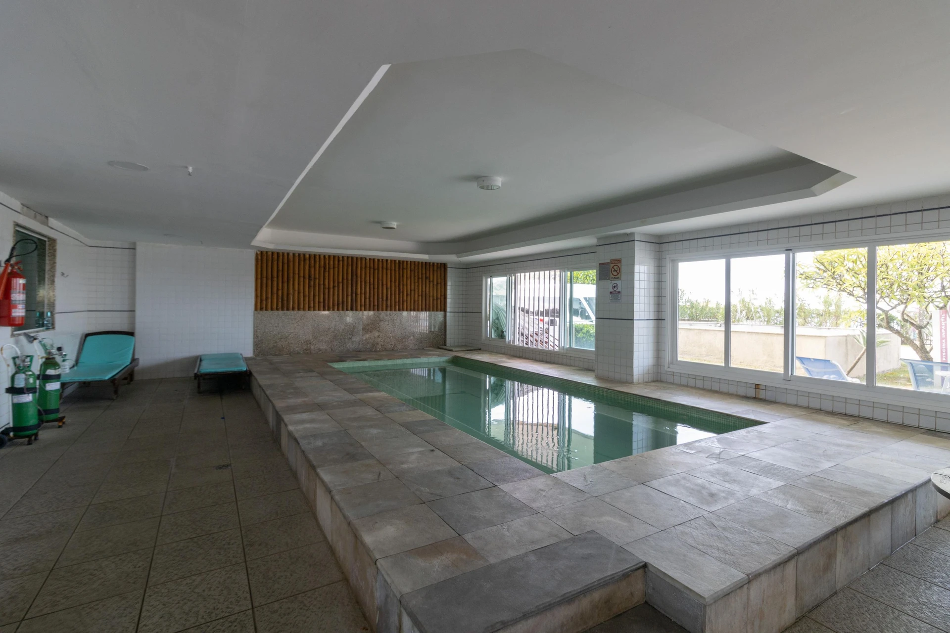 Furnished 1-bedroom apartment with a glass balcony — photo 24