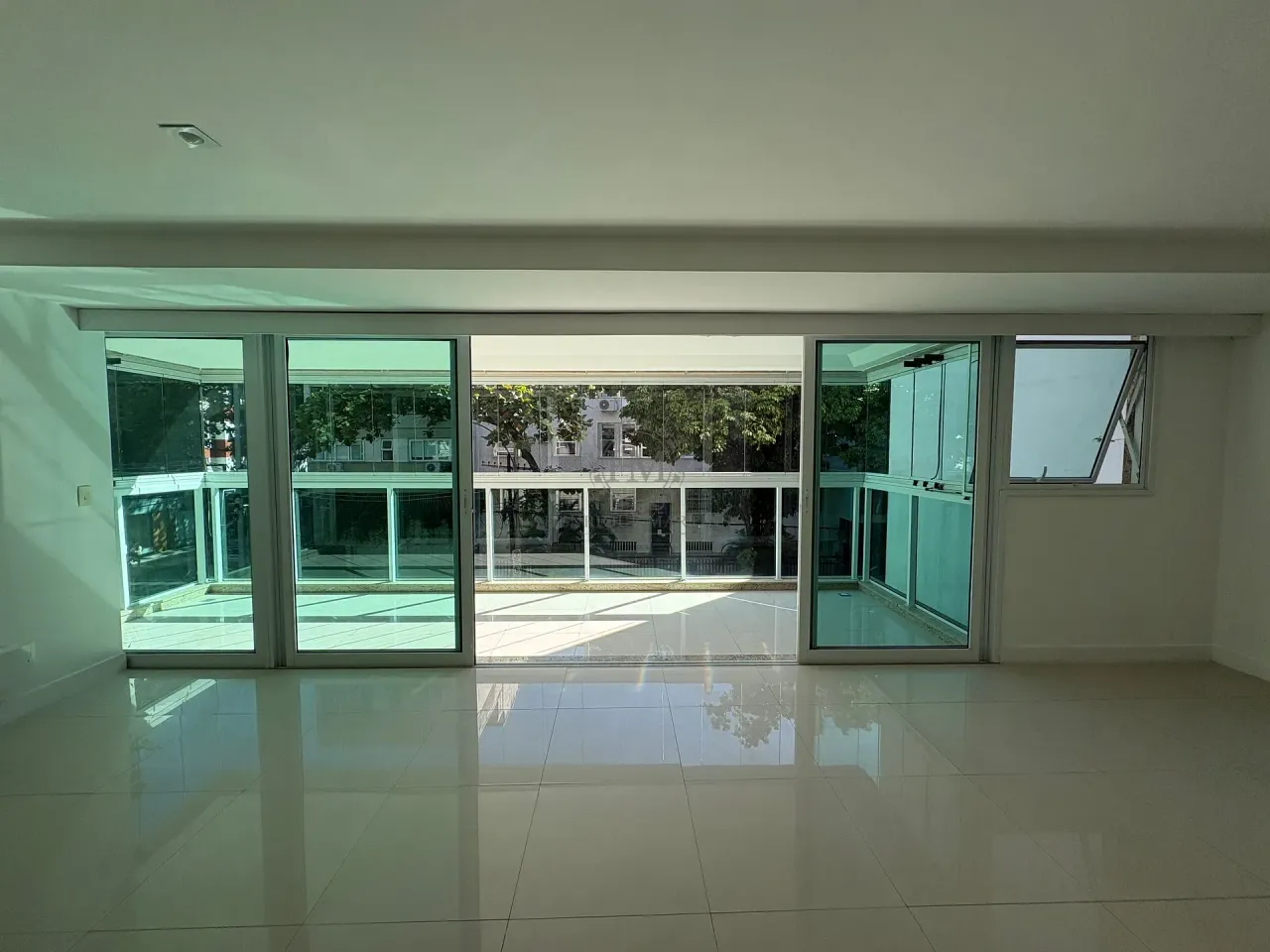 4-bedroom apartment with enclosed glass balcony — photo 3
