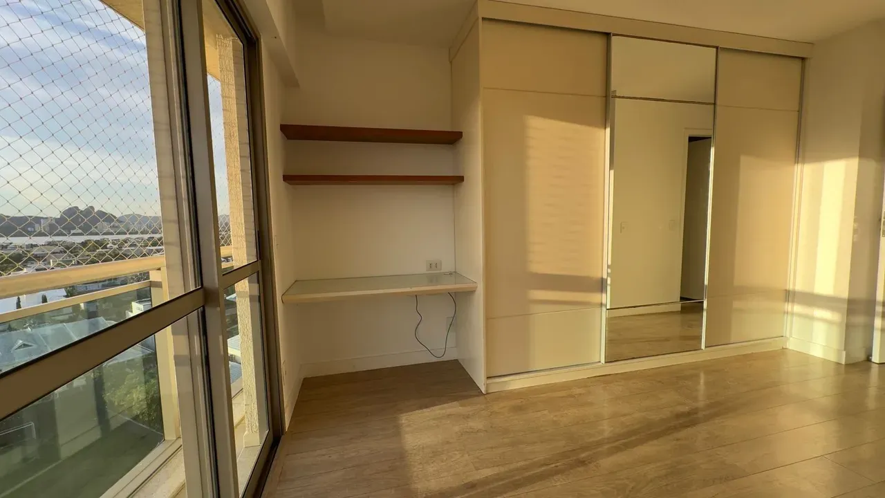 4-bedroom apartment with 5 bathrooms and open-plan gas kitchen — photo 18