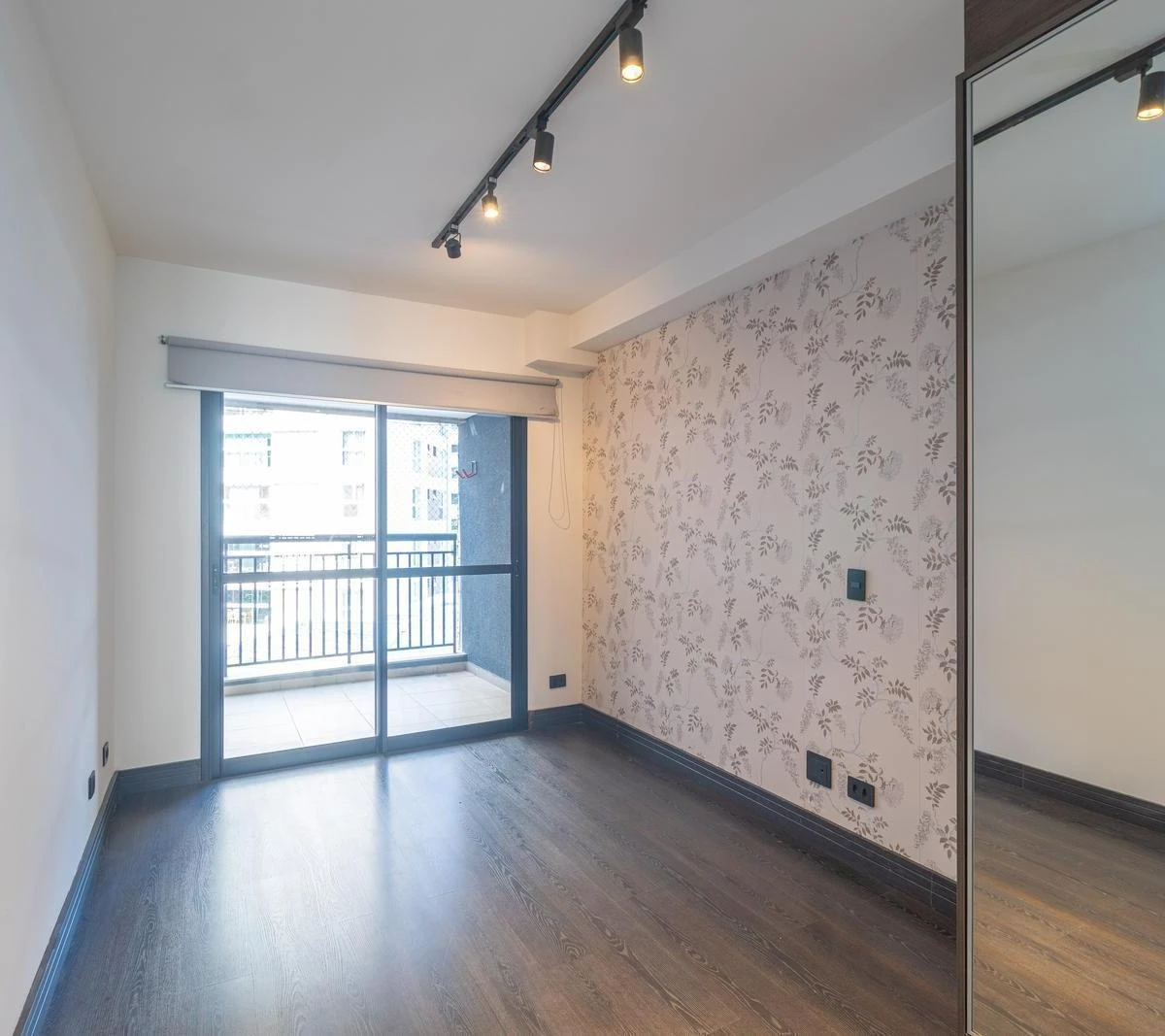 Квартира з 2 спальнями, скляним балконом і 110 м² — photo 12