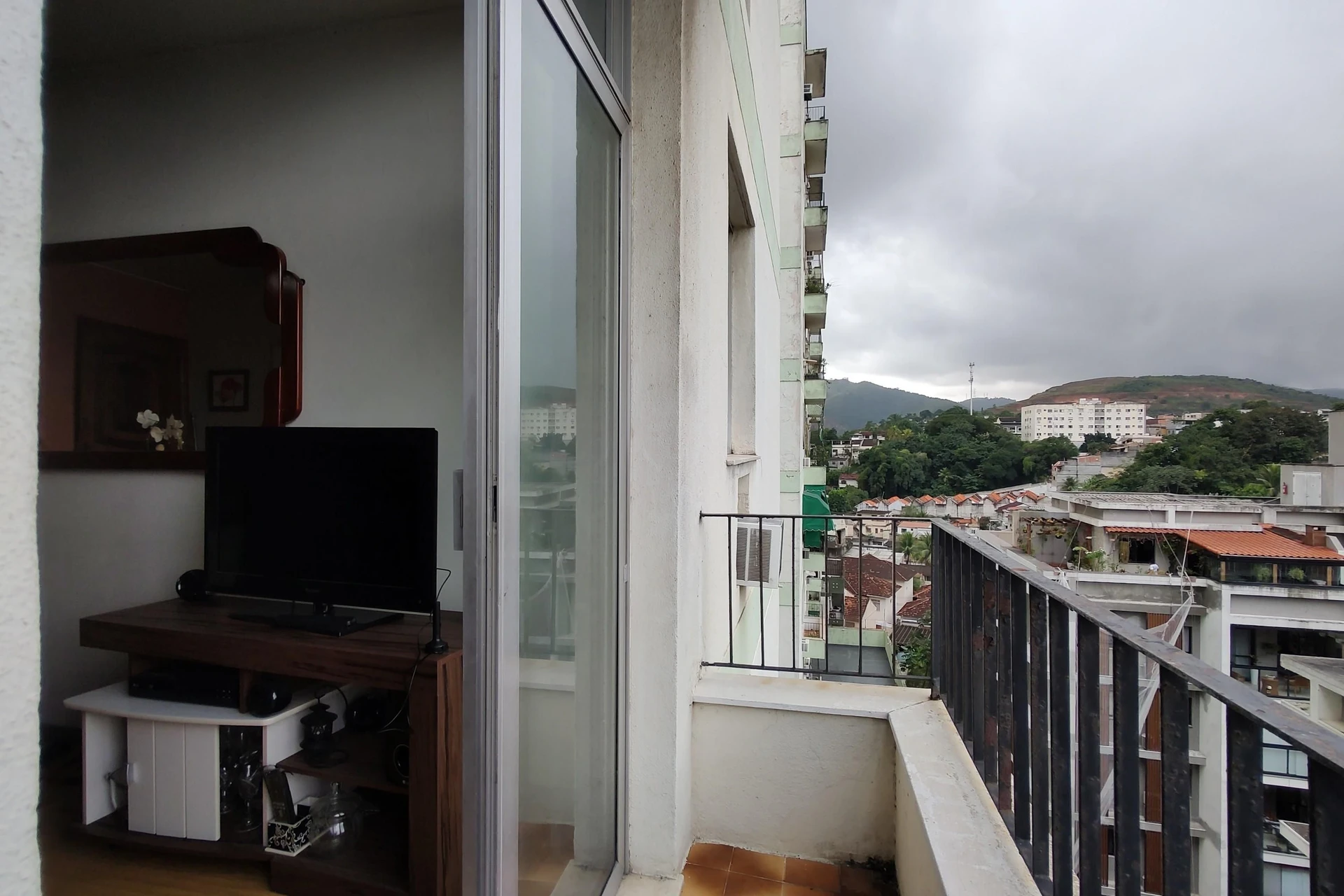 Furnished 2-bedroom apartment with a balcony — photo 26