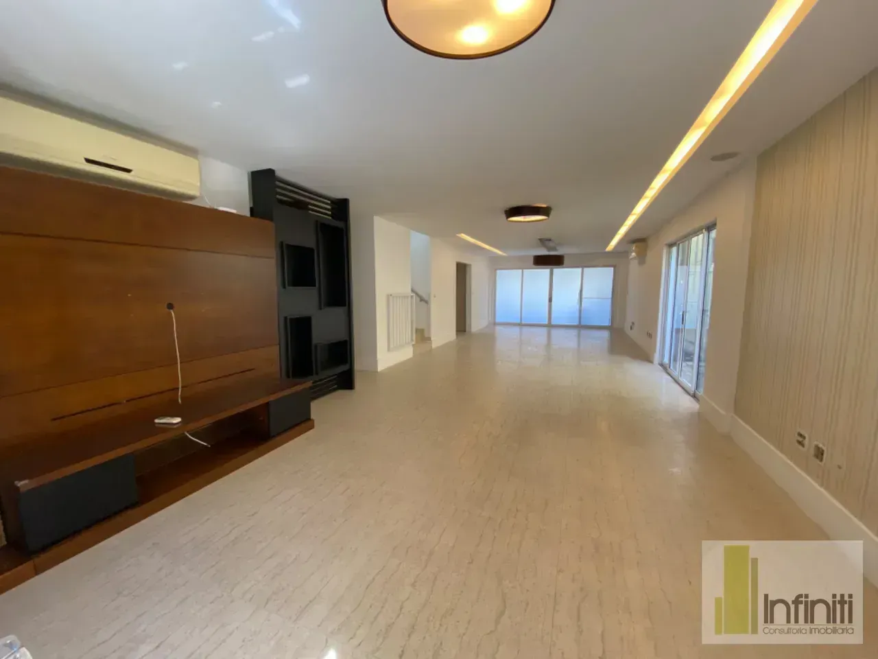 Unfurnished house with 3 bedrooms and 5 bathrooms