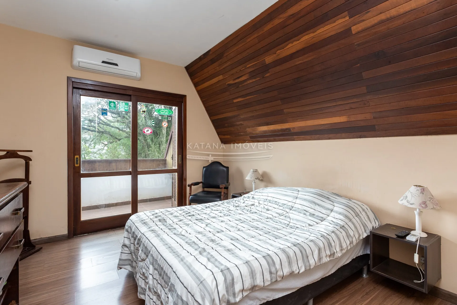 House with a closed kitchen and gas stove, 4 bedrooms — photo 15