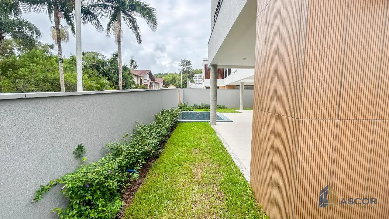 Garden in a 4-bedroom house, 250 m² — photo 30