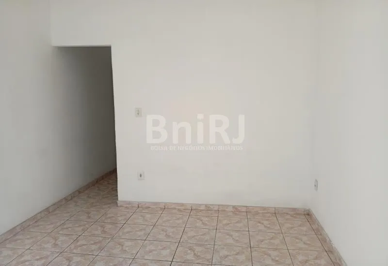 Unfurnished 1-bedroom apartment with glass shower enclosure — photo 9