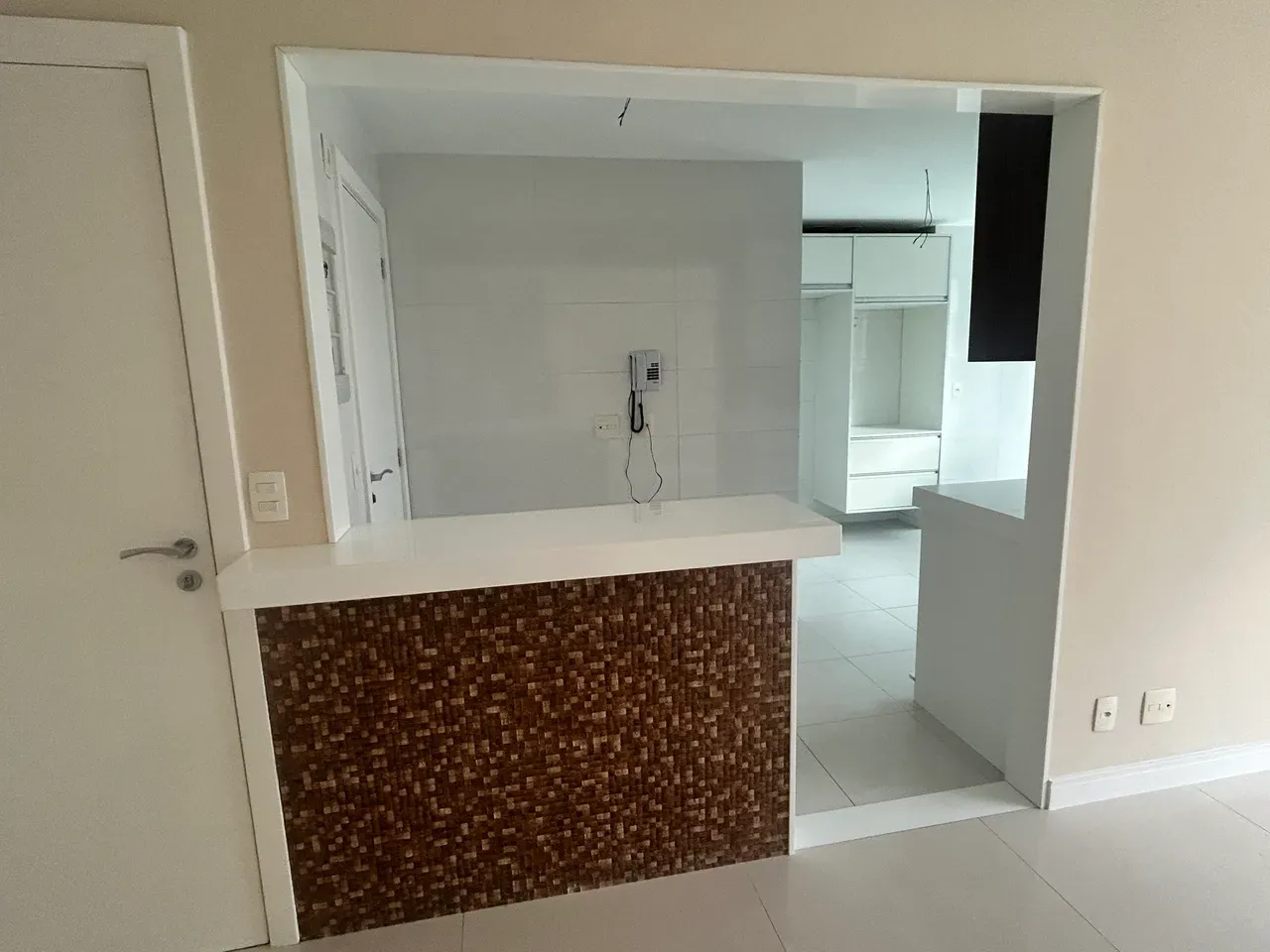 Balcony with a grill in a 3-bedroom apartment, 179 m² — photo 2