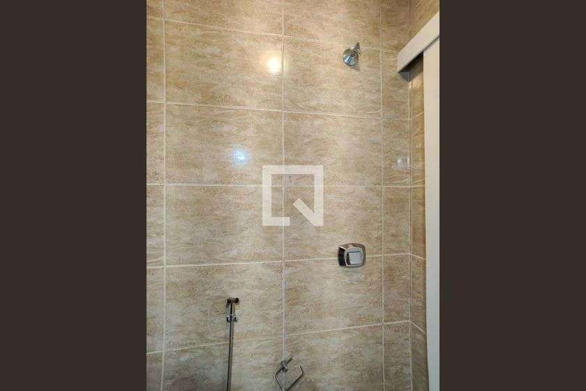 Apartamento de 2 quartos com box de vidro e ducha elétrica — photo 4