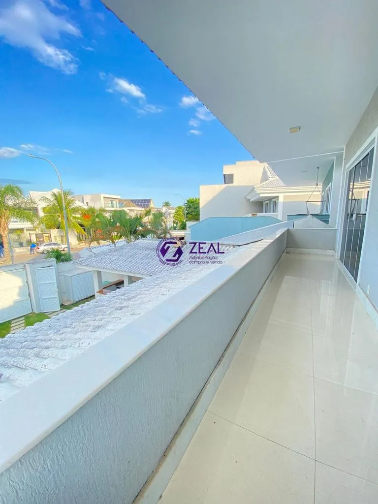 Balcony with a grill in a 4-bedroom house, 278 m² — photo 8