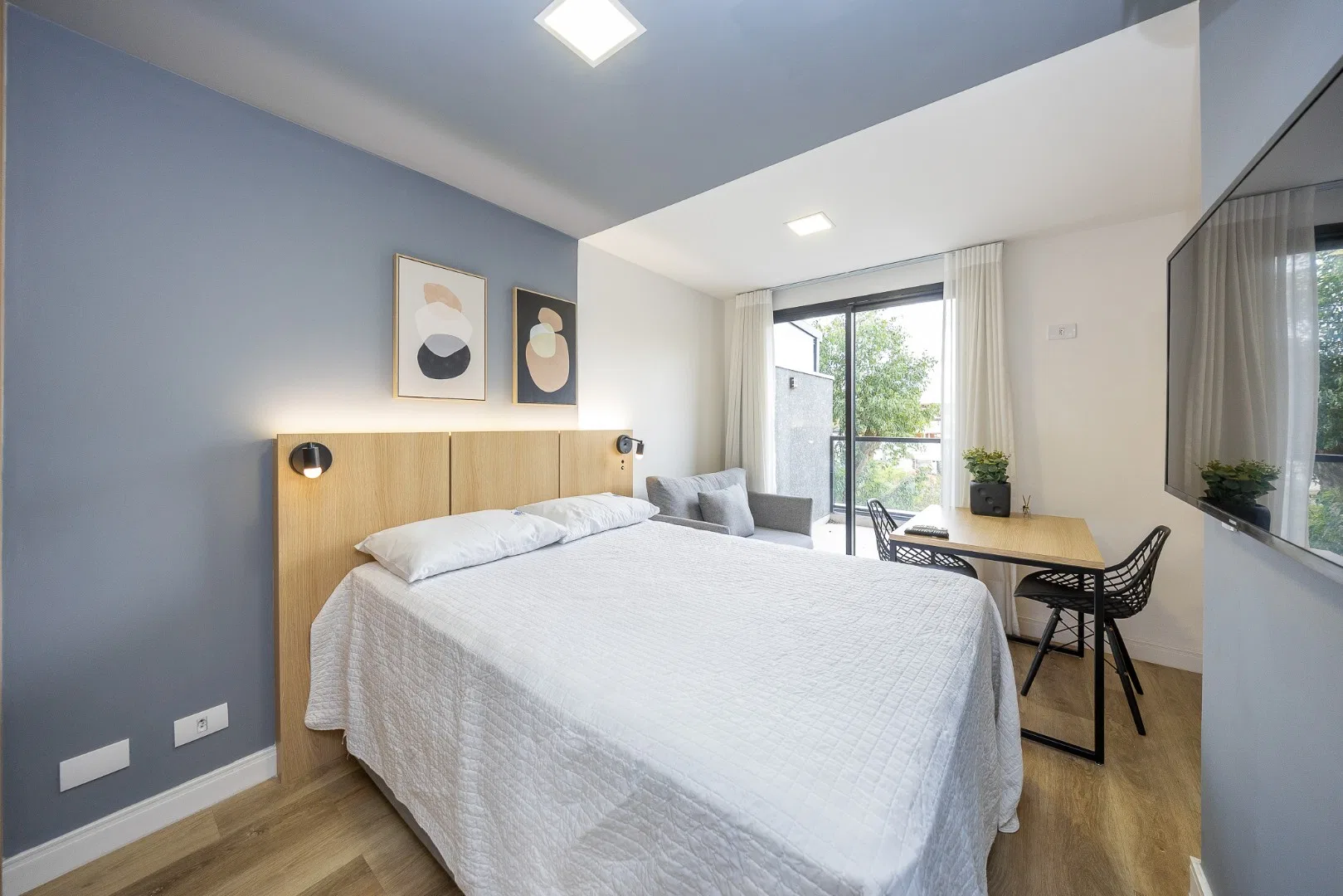 Furnished studio, 23 m², with a home office