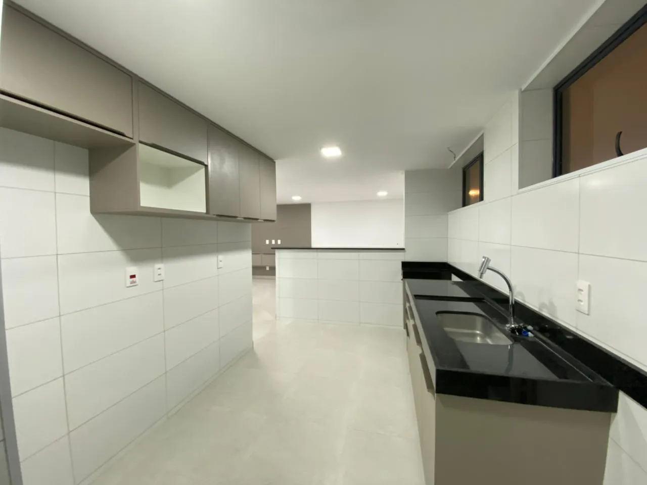 3-bedroom rental apartment with enclosed balcony — photo 15
