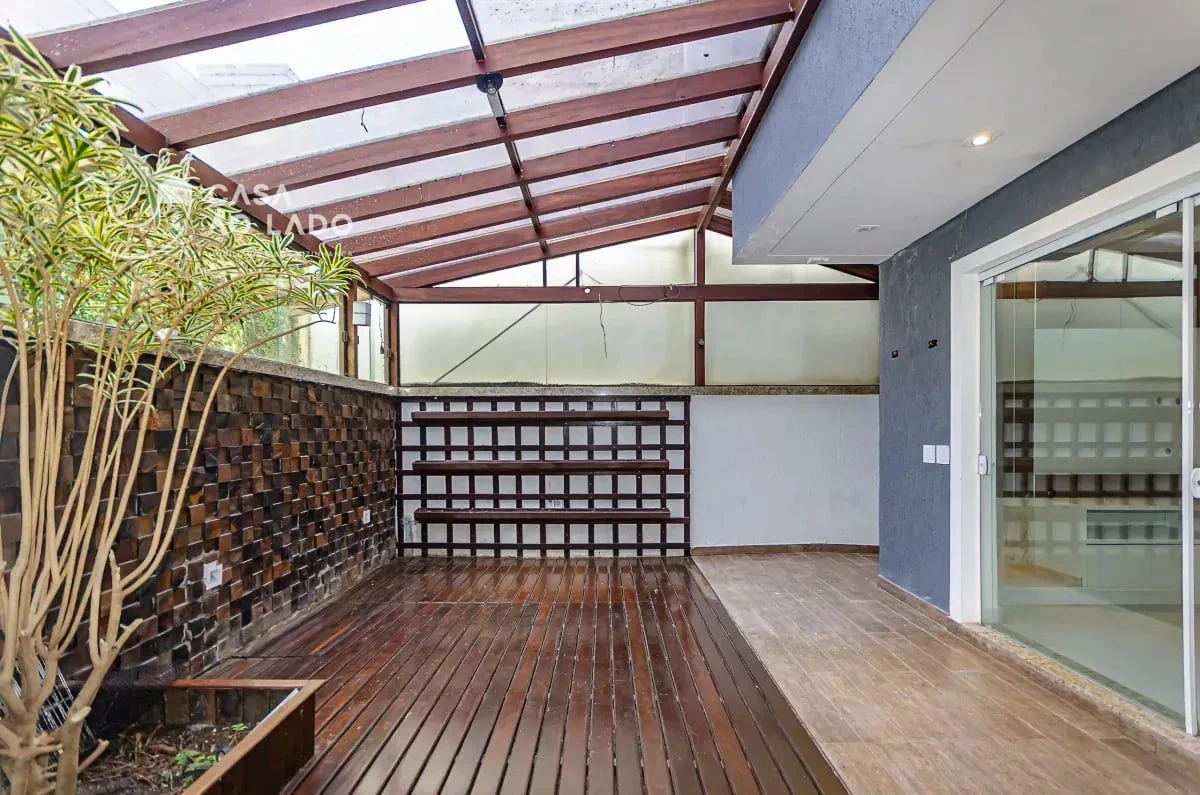 Balcony with a grill in a 3-bedroom house, 264 m² — photo 3
