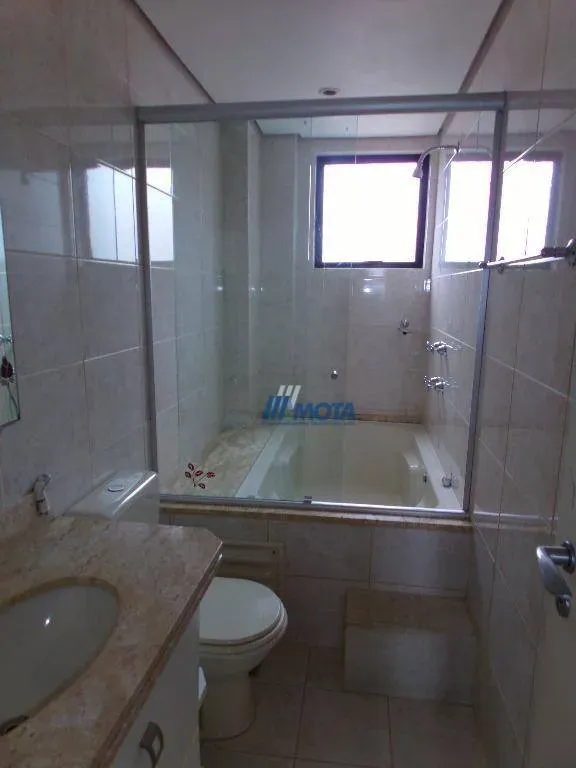 3-bedroom apartment with a bathtub — photo 35