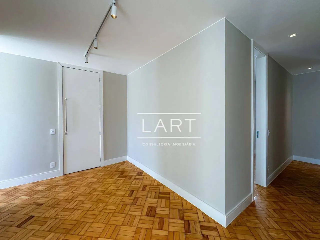 Apartamento com 4 dormitórios e varanda de vidro — photo 17