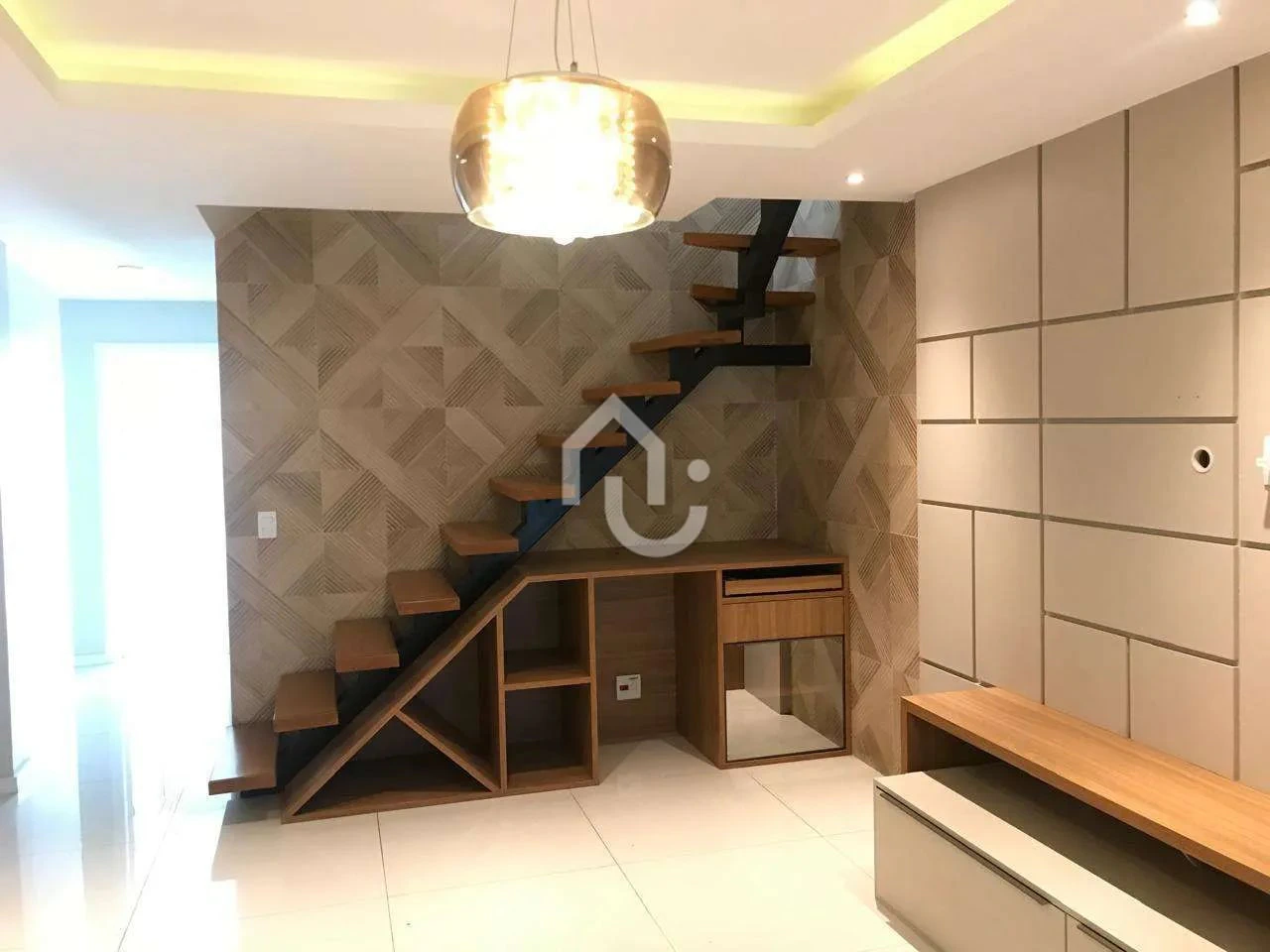 Walk-in closet in a 4-bedroom apartment, 210 m² — photo 10